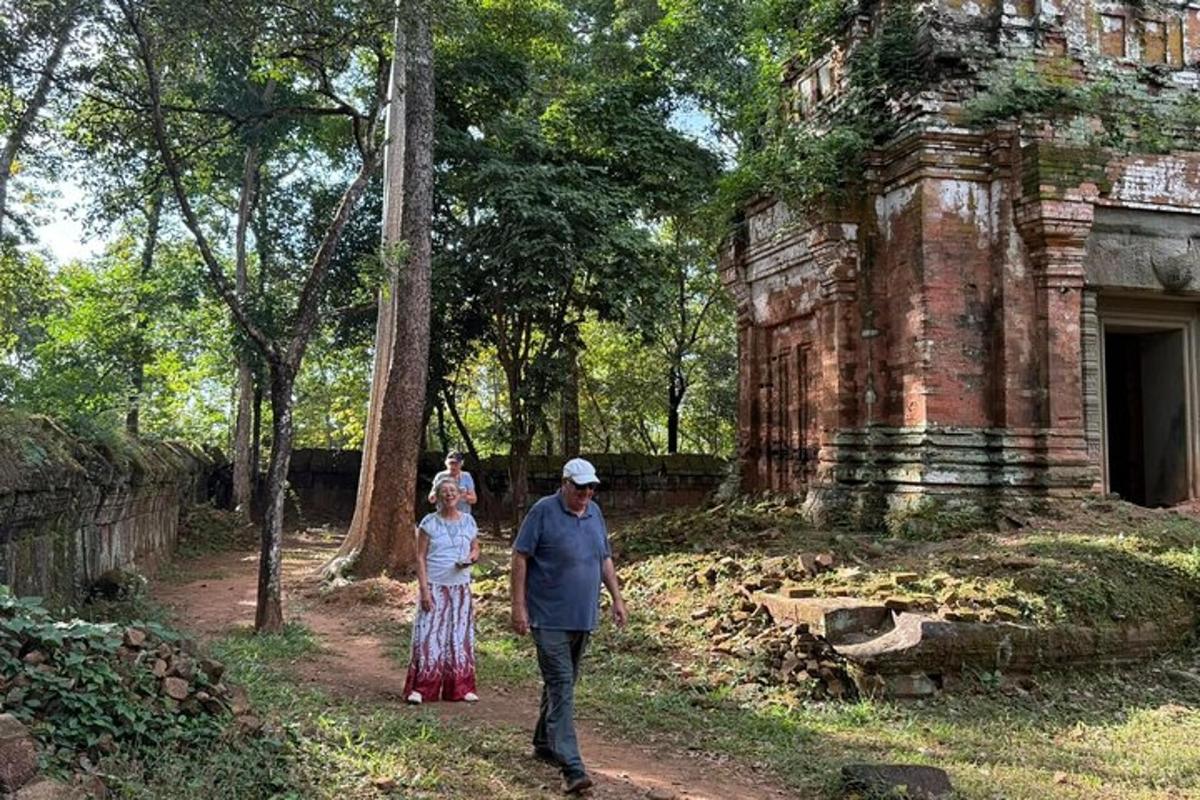 seorang lelaki dan seorang gadis berjalan di hadapan sebuah bangunan lama