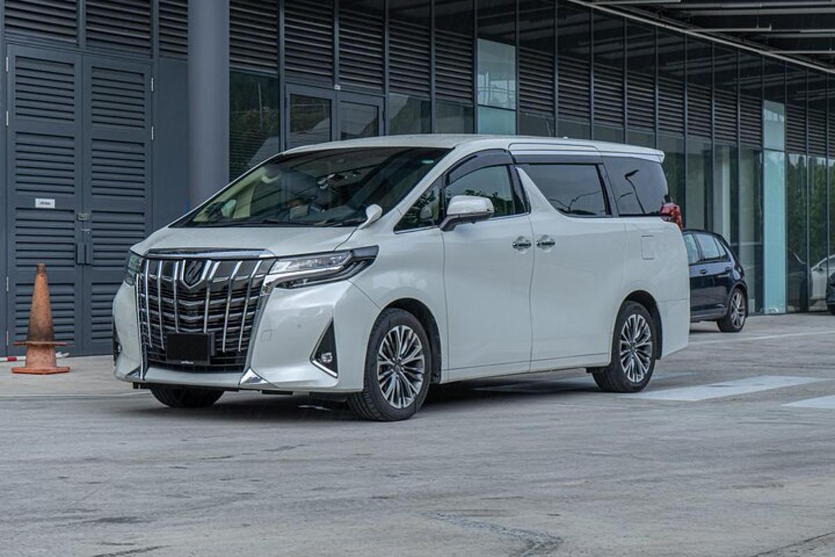 bel kombi parkiran na parkirišču