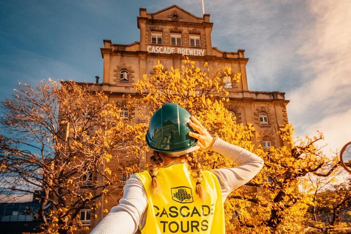 una donna che indossa un casco davanti a un edificio