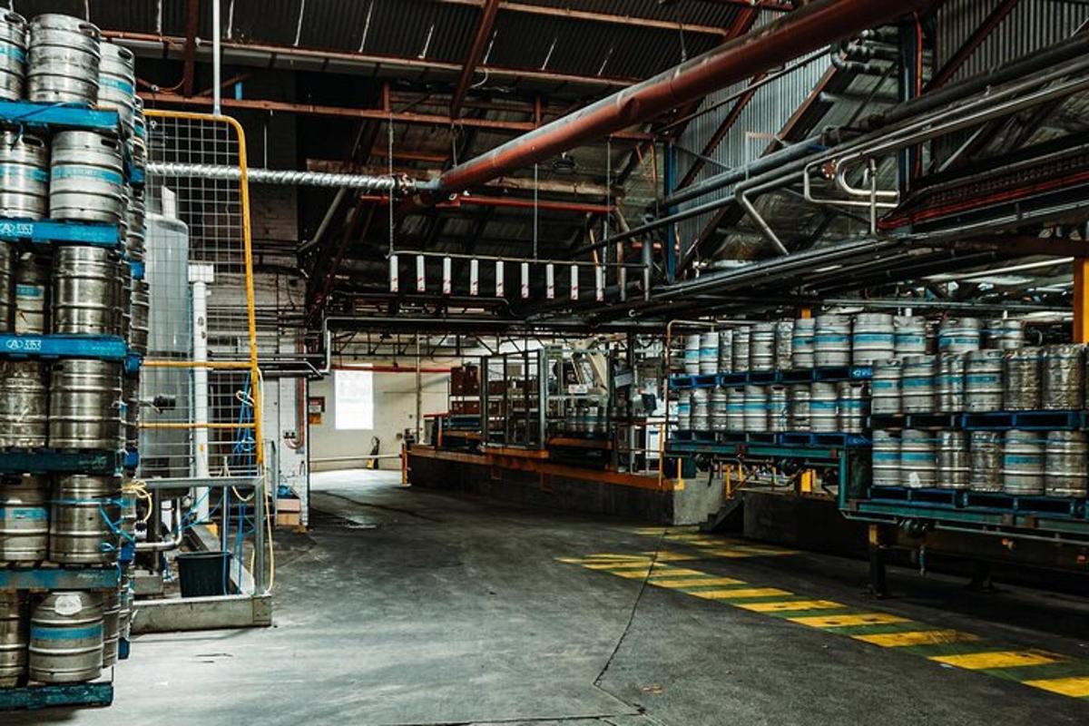 un magazzino con una grande stanza con molto inventario