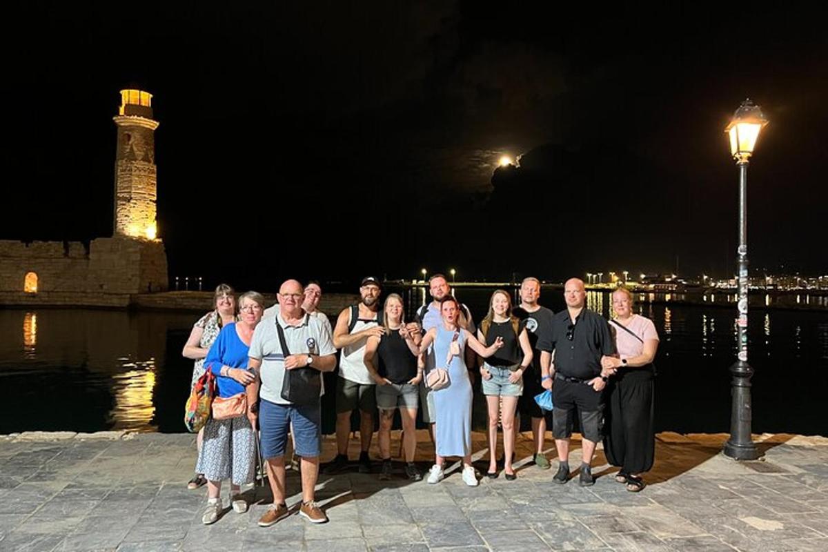 un gruppo di persone che posano per una foto di notte