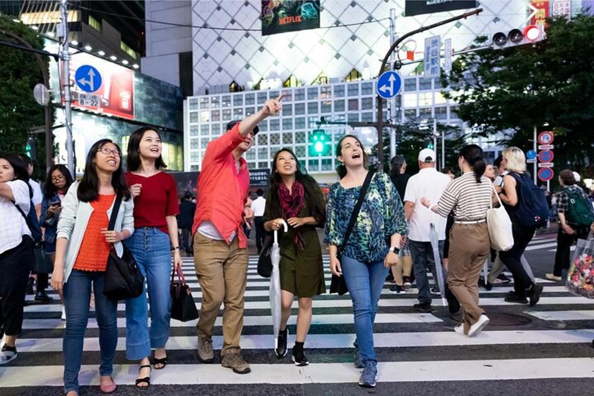 sekumpulan orang melintasi jalan bandar yang sibuk