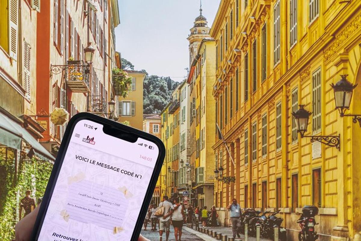 una persona che tiene in mano un telefono cellulare in una strada cittadina