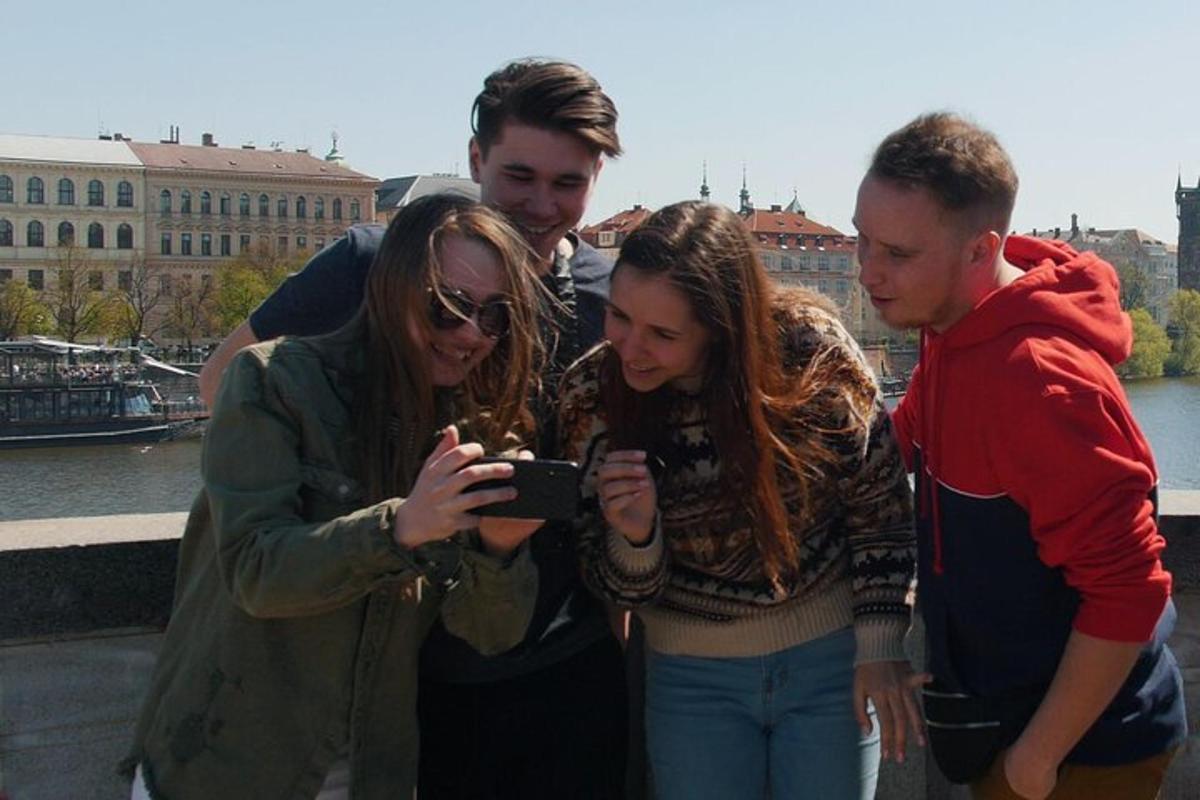 grupp inimesi, kes vaatavad mobiiltelefoni