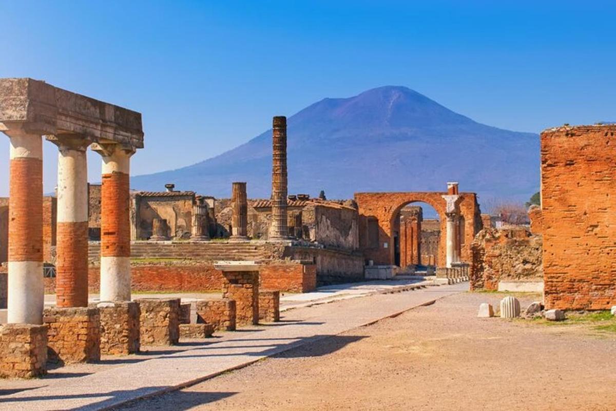 una città antica con una montagna sullo sfondo