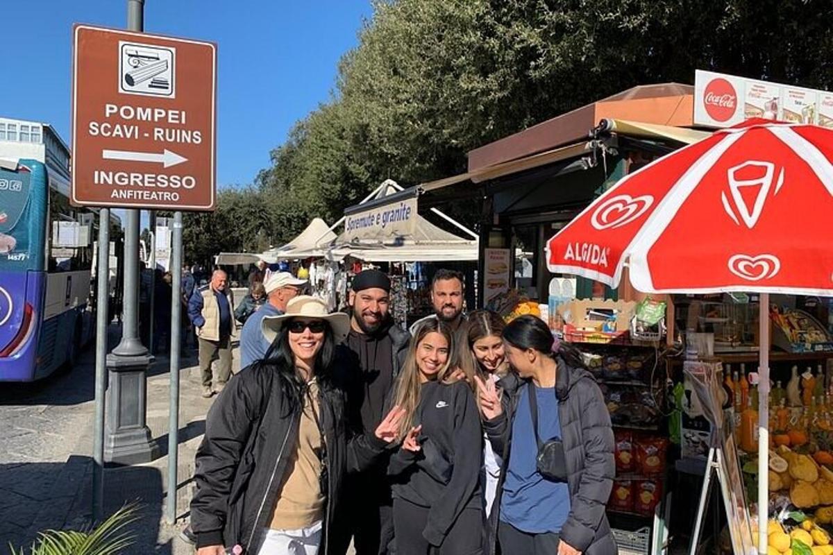 egy csoport ember pózol egy kép kedvéért a piacon