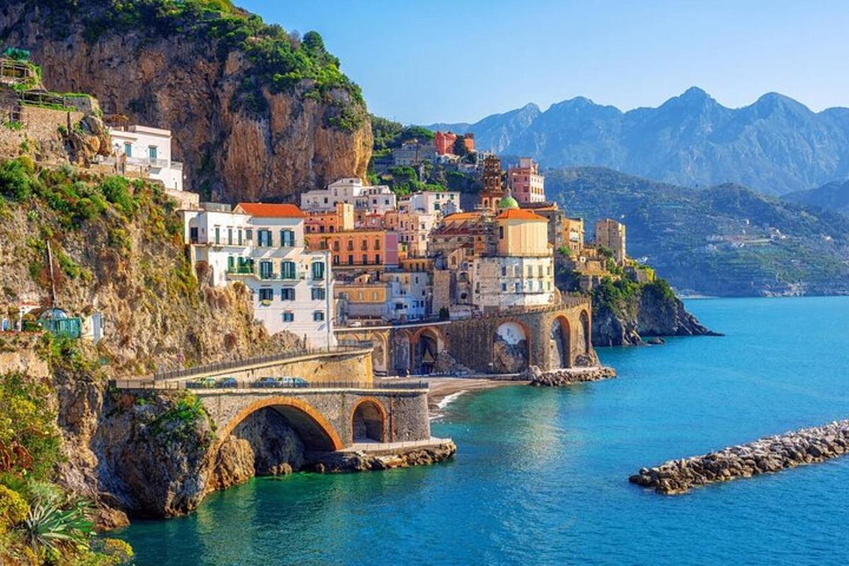 una vista di una città sul fianco di una montagna