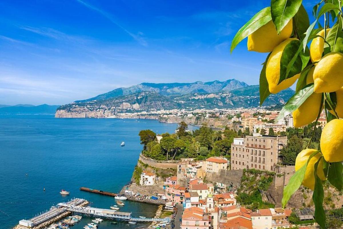 una vista di una città sull'acqua con una città