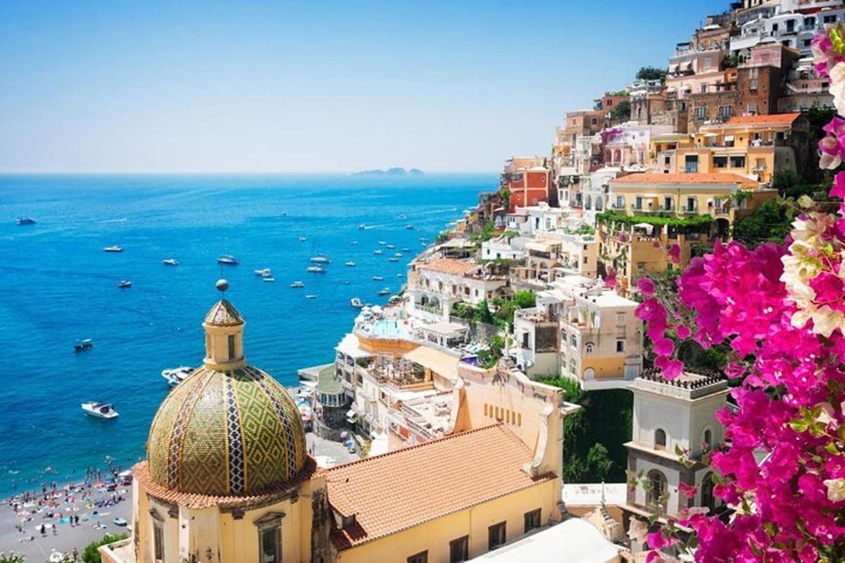 Kilátás az Amalfi-partra egy épülettel