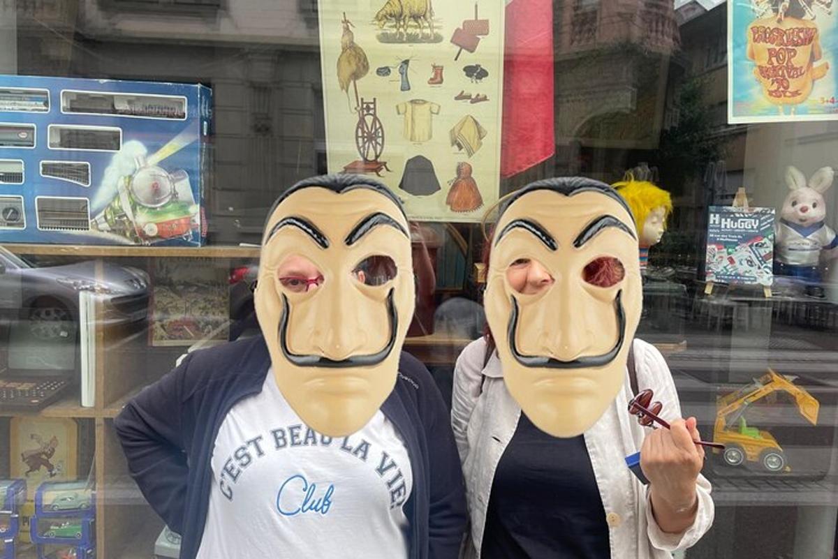 twee mensen met maskers voor een raam