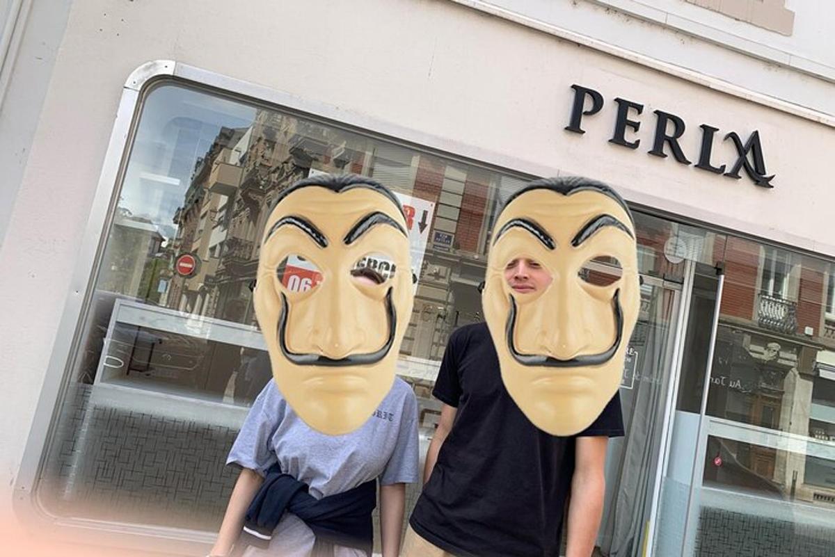 Két maszkot viselő ember egy bolt előtt