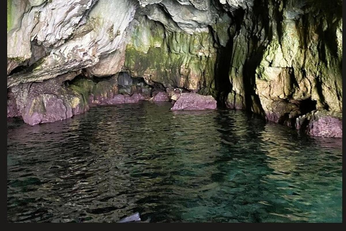 ein Gewässer in einer Höhle