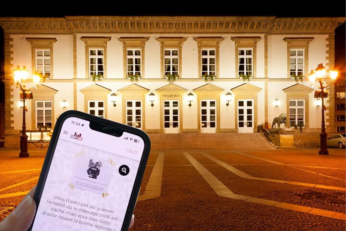 osoba držiaca mobilný telefón pred budovou