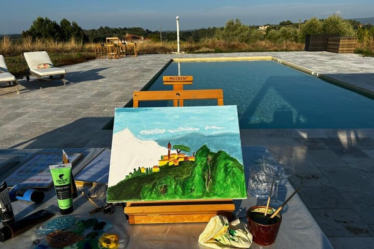 수영장 옆 테이블 위의 그림