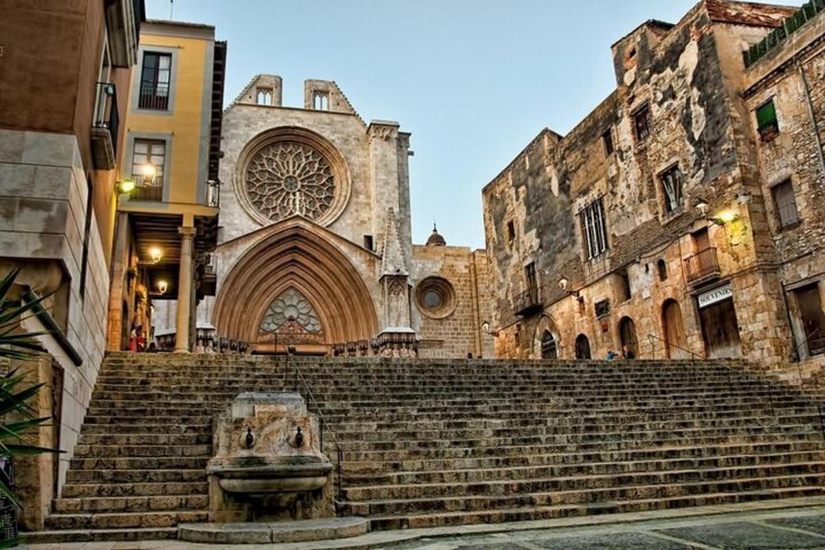 un vecchio edificio con scale di fronte a una chiesa
