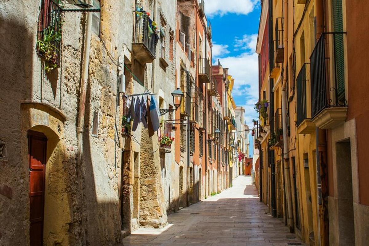 uno stretto vicolo con edifici in una città