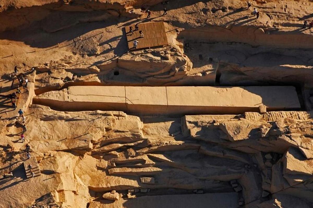 uolos sienos su ant jos esančiu pastatu vaizdas iš oro