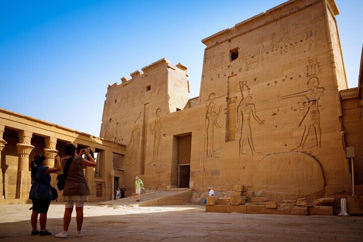 due persone che scattano foto di un edificio con dei disegni sopra