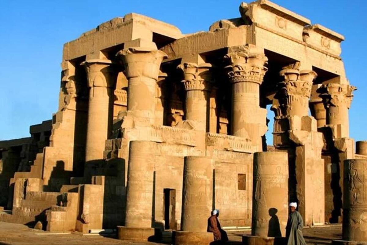 un grande edificio con colonne di fronte