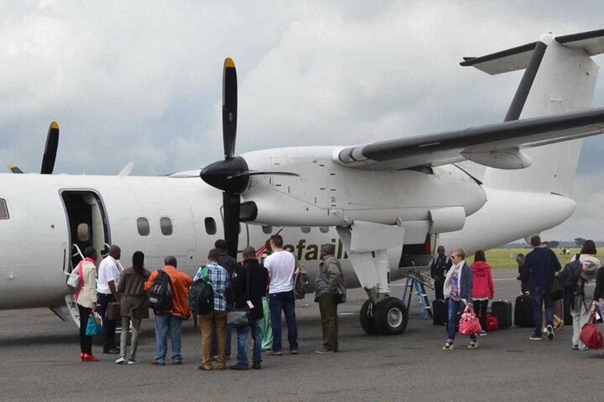 un grup de oameni care așteaptă să se îmbarce într-un avion