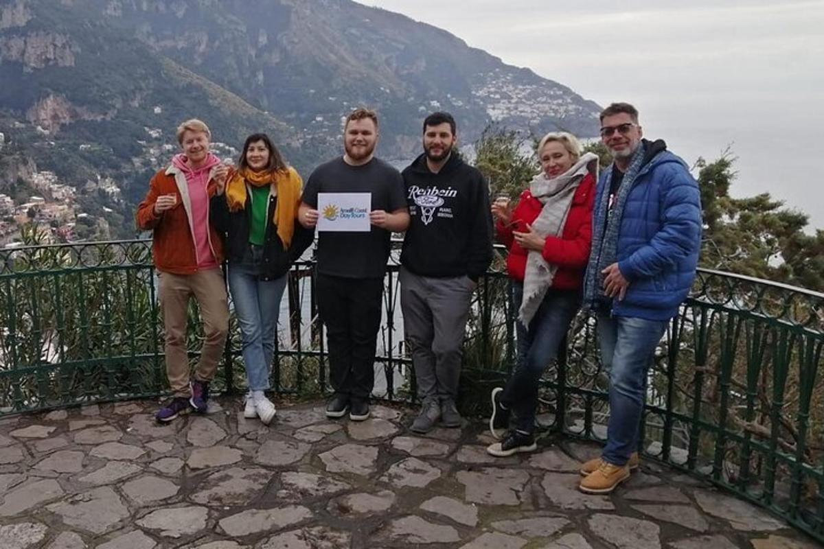 een groep mensen die op de top van een berg staat