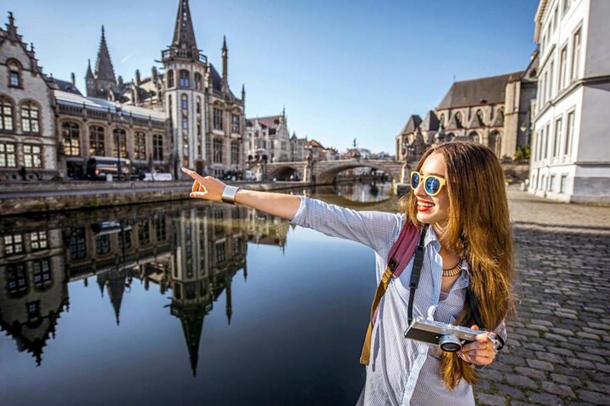 žena držící fotoaparát před řekou