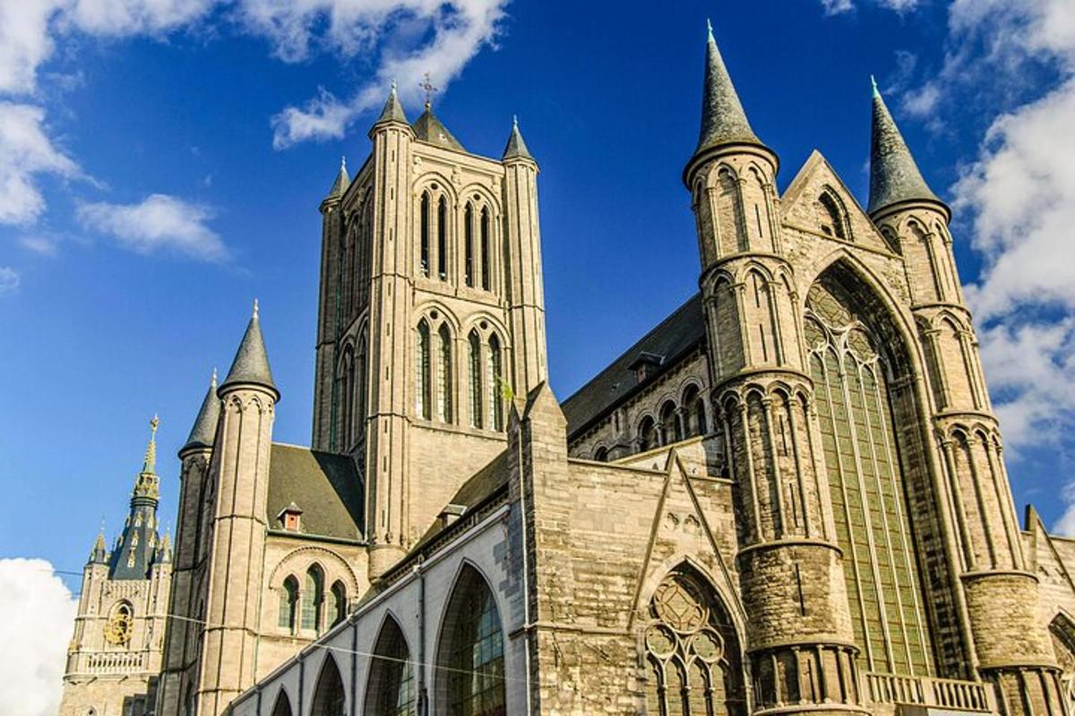 Una gran catedral con torres sobre un cielo azul.