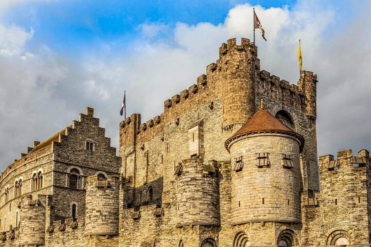 velký hrad se dvěma vlajkami na vrcholu