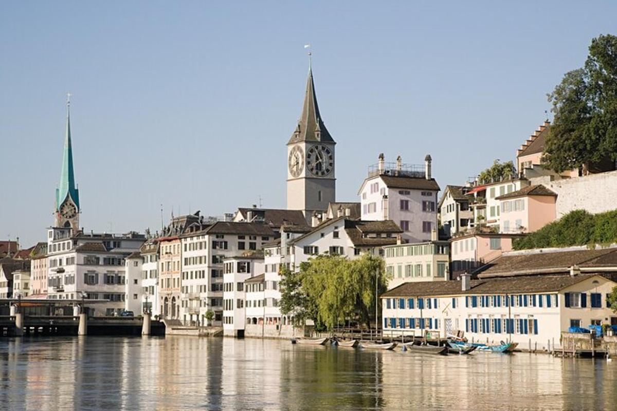 eine Stadt mit einem Uhrturm und einem Fluss mit Gebäuden