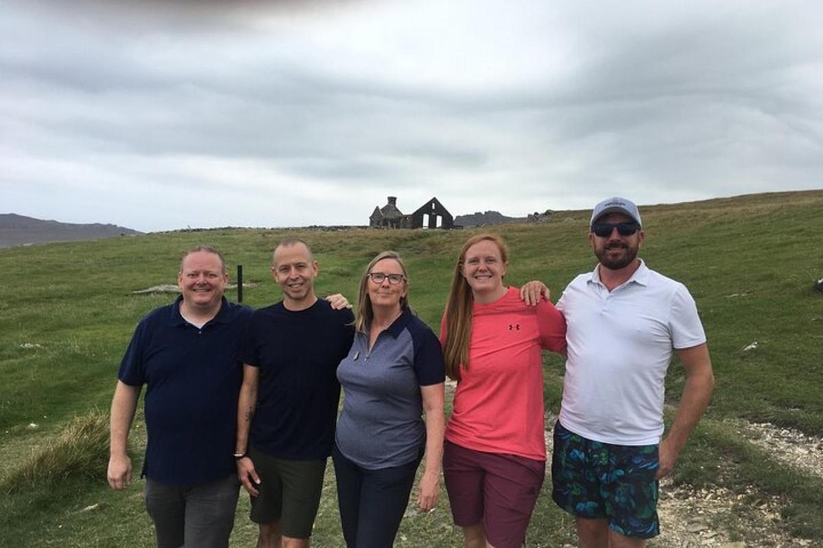 um grupo de pessoas posando para uma foto em um campo