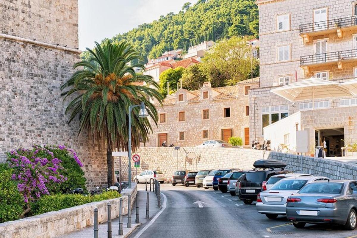 una calle con coches aparcados al costado de un edificio