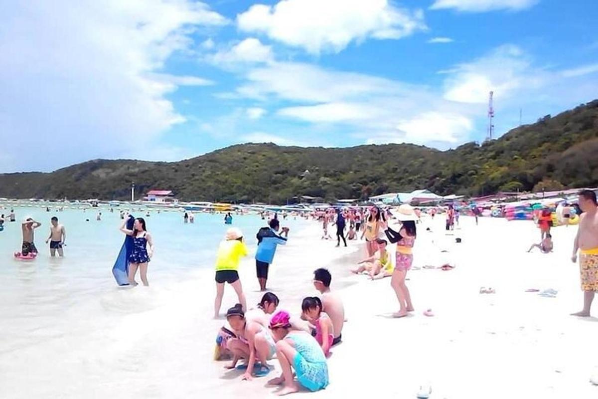 sekumpulan orang bermain air di pantai