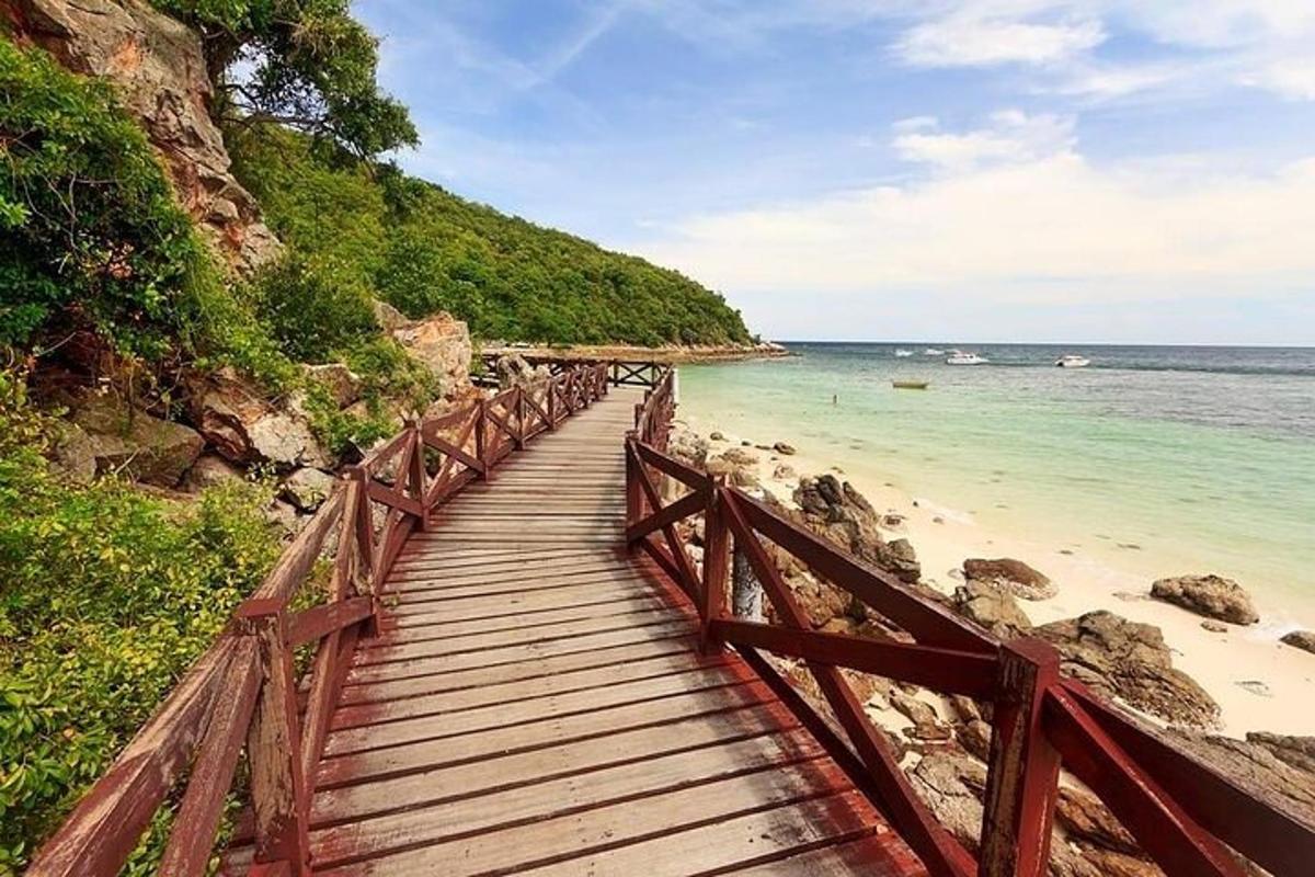 jambatan kayu di atas pantai dengan lautan