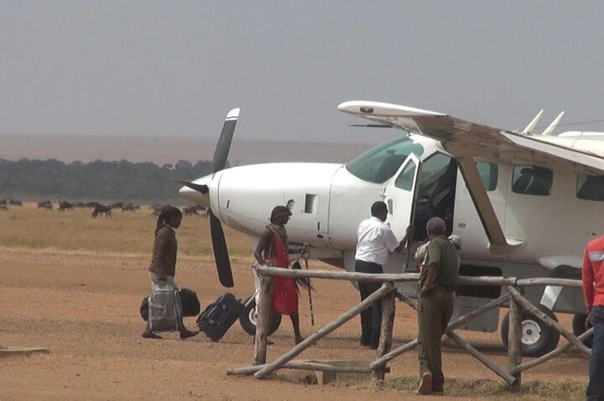 un gruppo di persone che scendono da un aereo