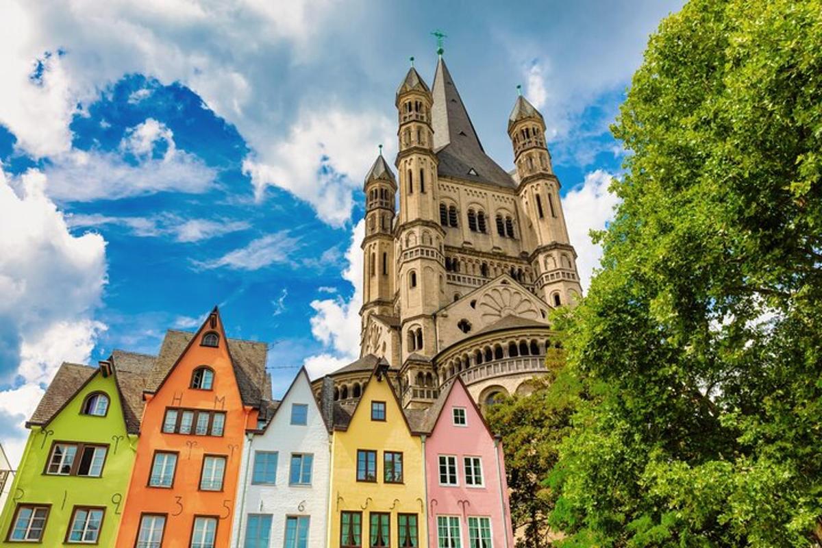 un castello con un mucchio di edifici colorati