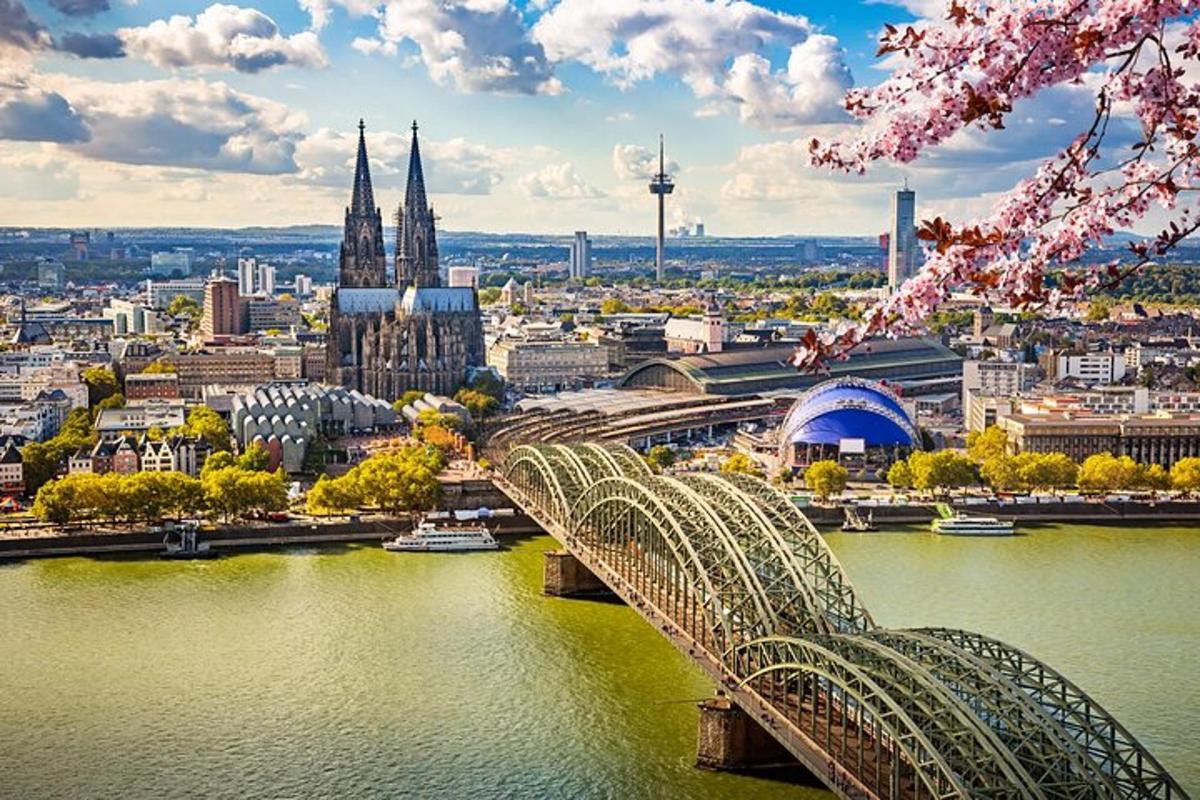 Un puente sobre un río con una ciudad al fondo