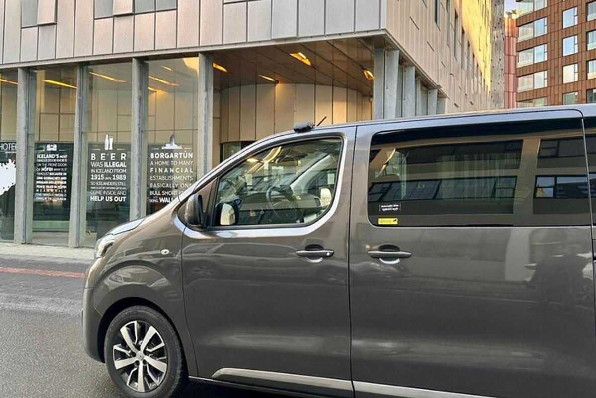 una furgoneta platejada aparcada davant d'un edifici