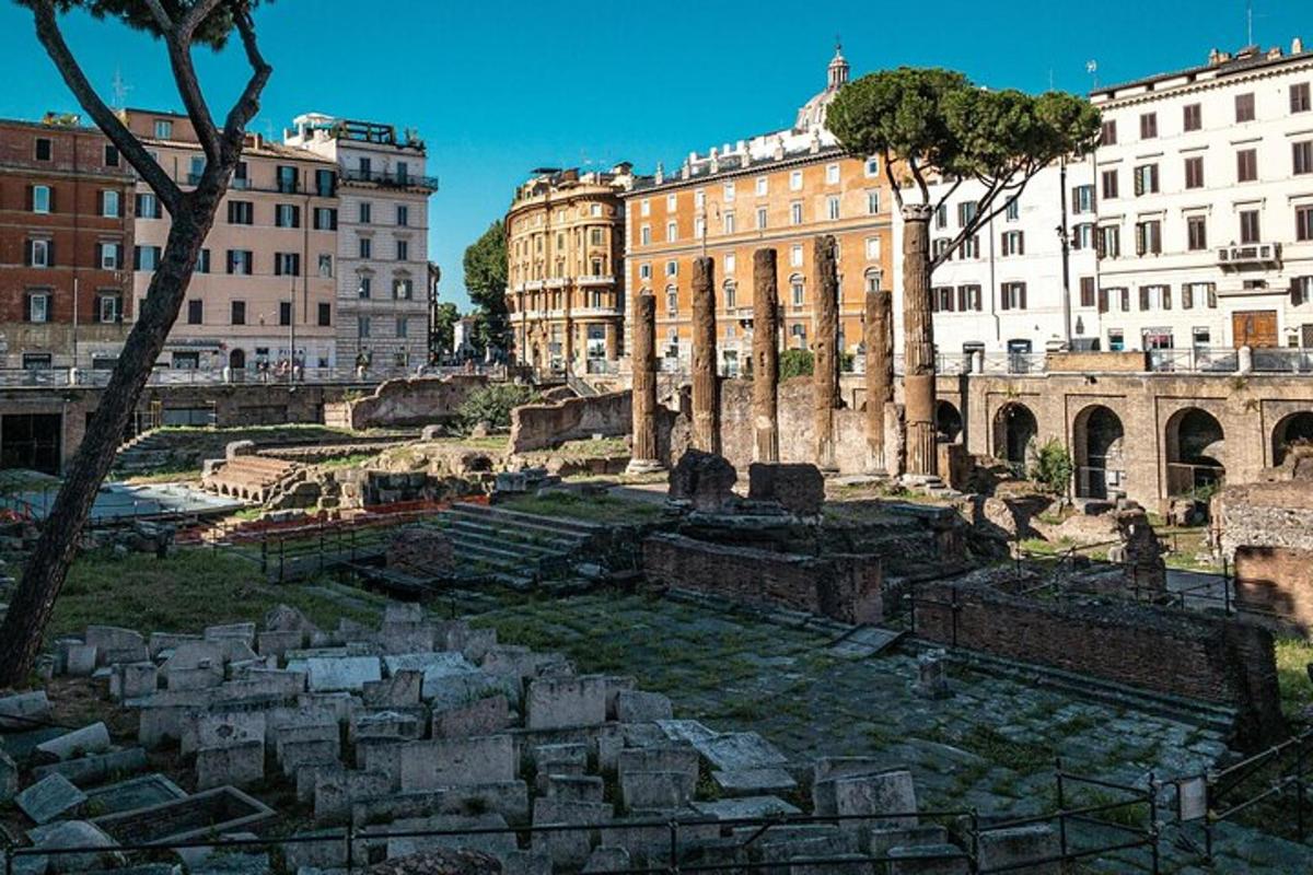 um grupo de edifícios em uma cidade com ruínas