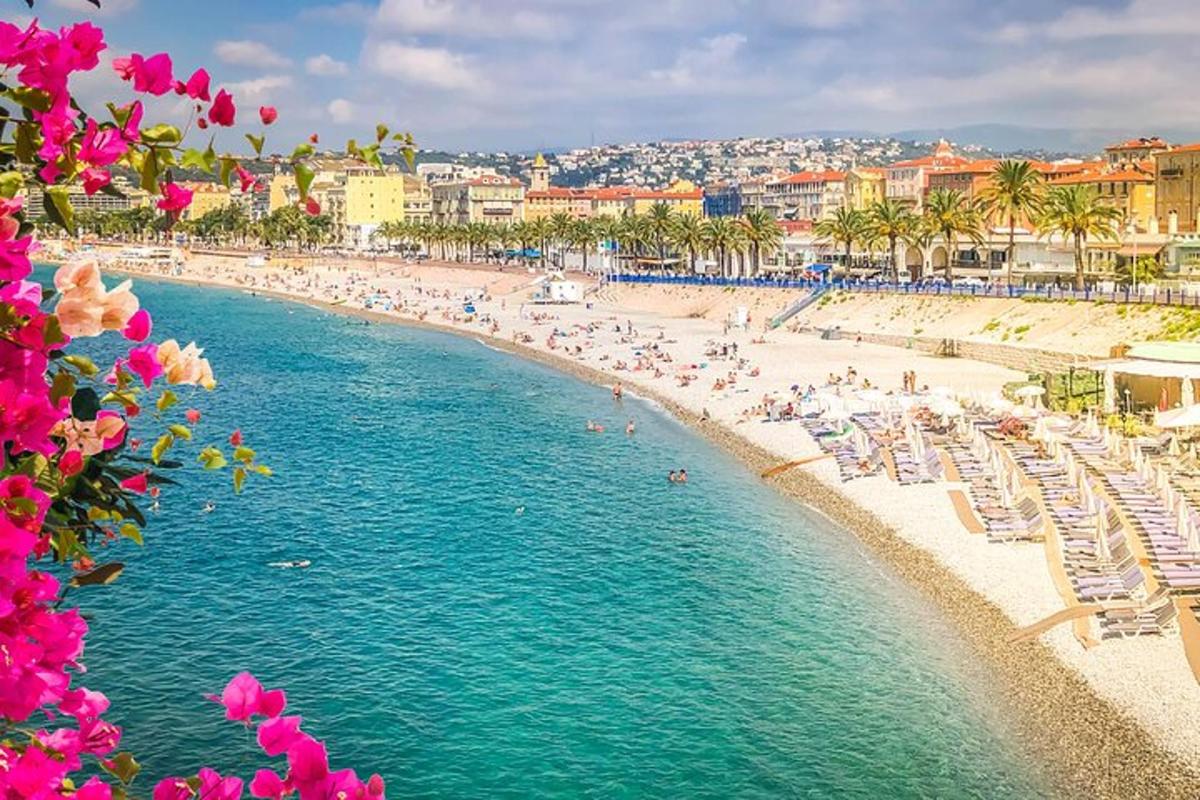 una spiaggia con sdraio, sedie e persone