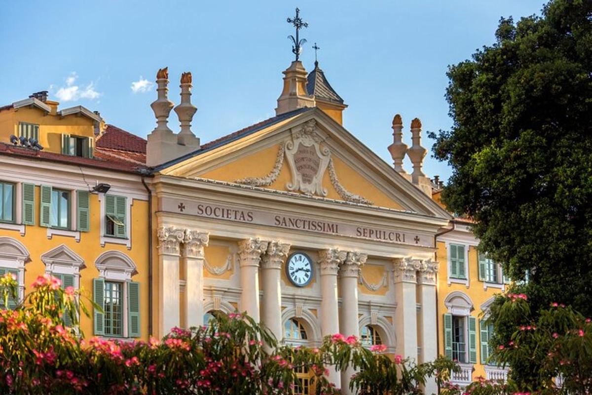 un edificio con un orologio sulla facciata