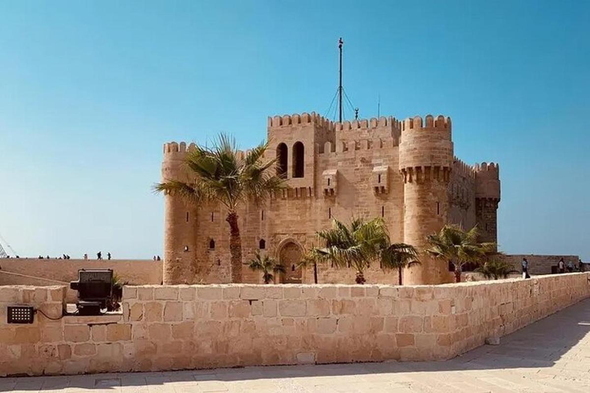 un castello con palme davanti a un muro