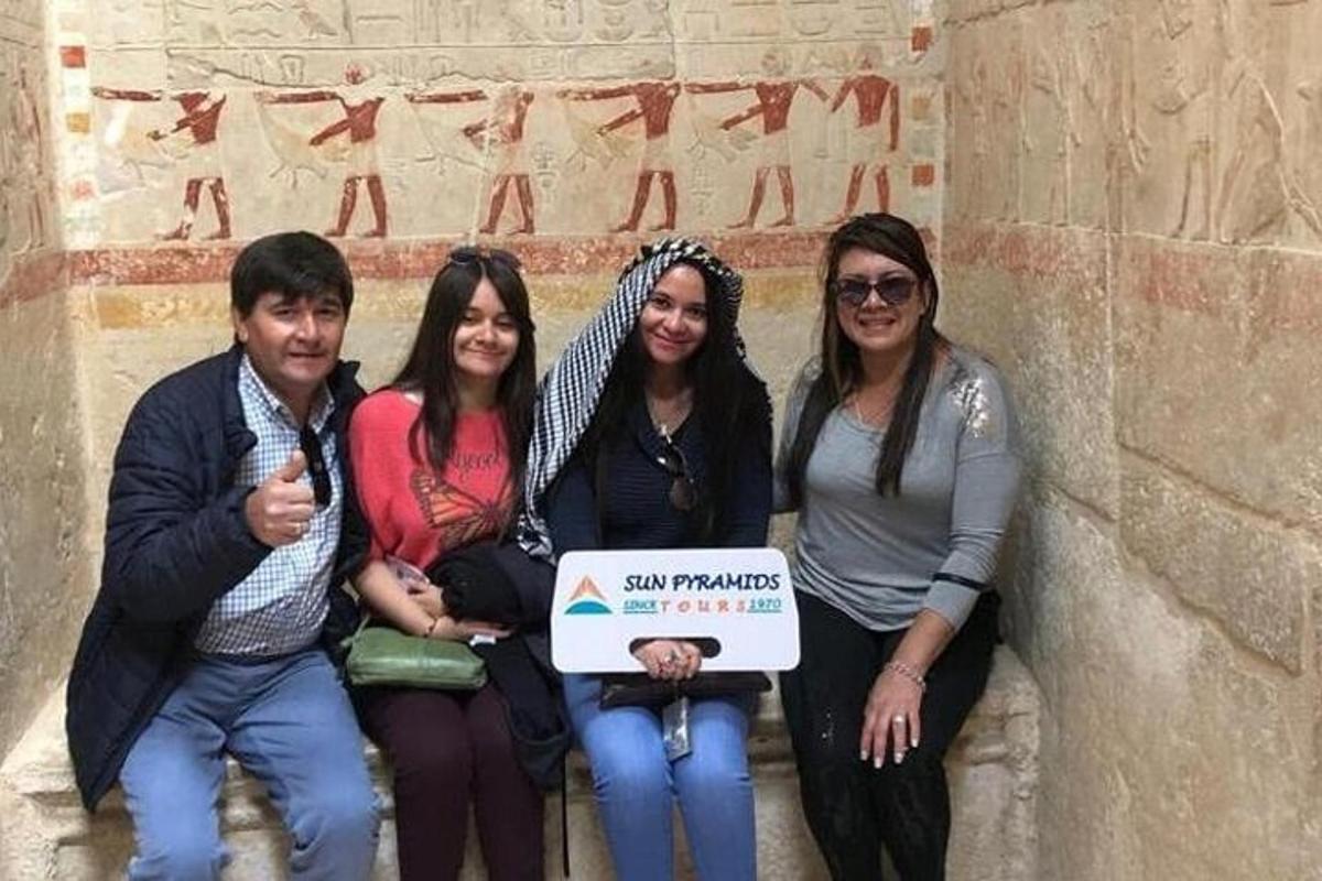 un gruppo di persone che tengono un cartello davanti a un muro