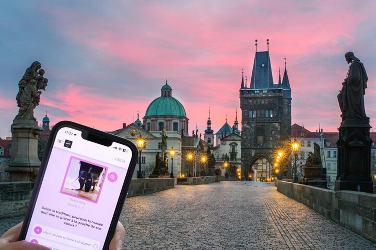 oseba, ki drži mobilni telefon pred gradom
