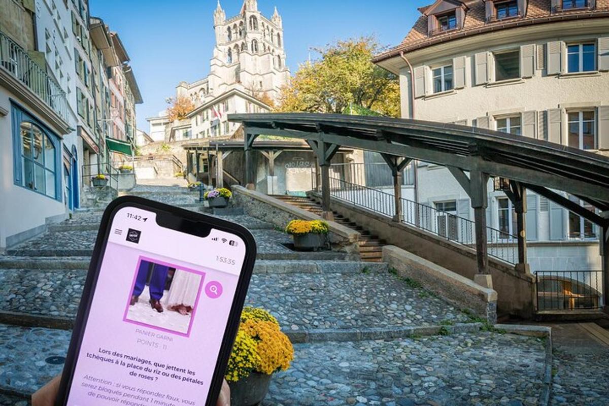 egy személy mobiltelefonnal a kezében egy épület előtt