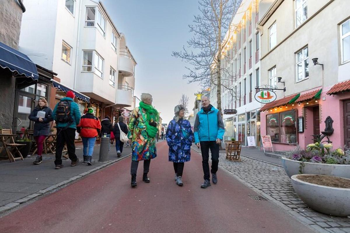 skupina lidí jdoucích po ulici