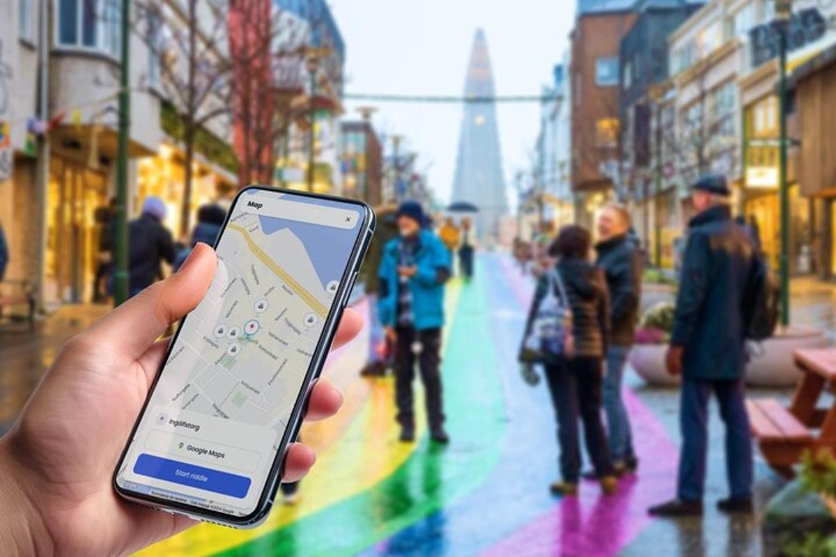 una persona che tiene in mano un telefono cellulare in una città