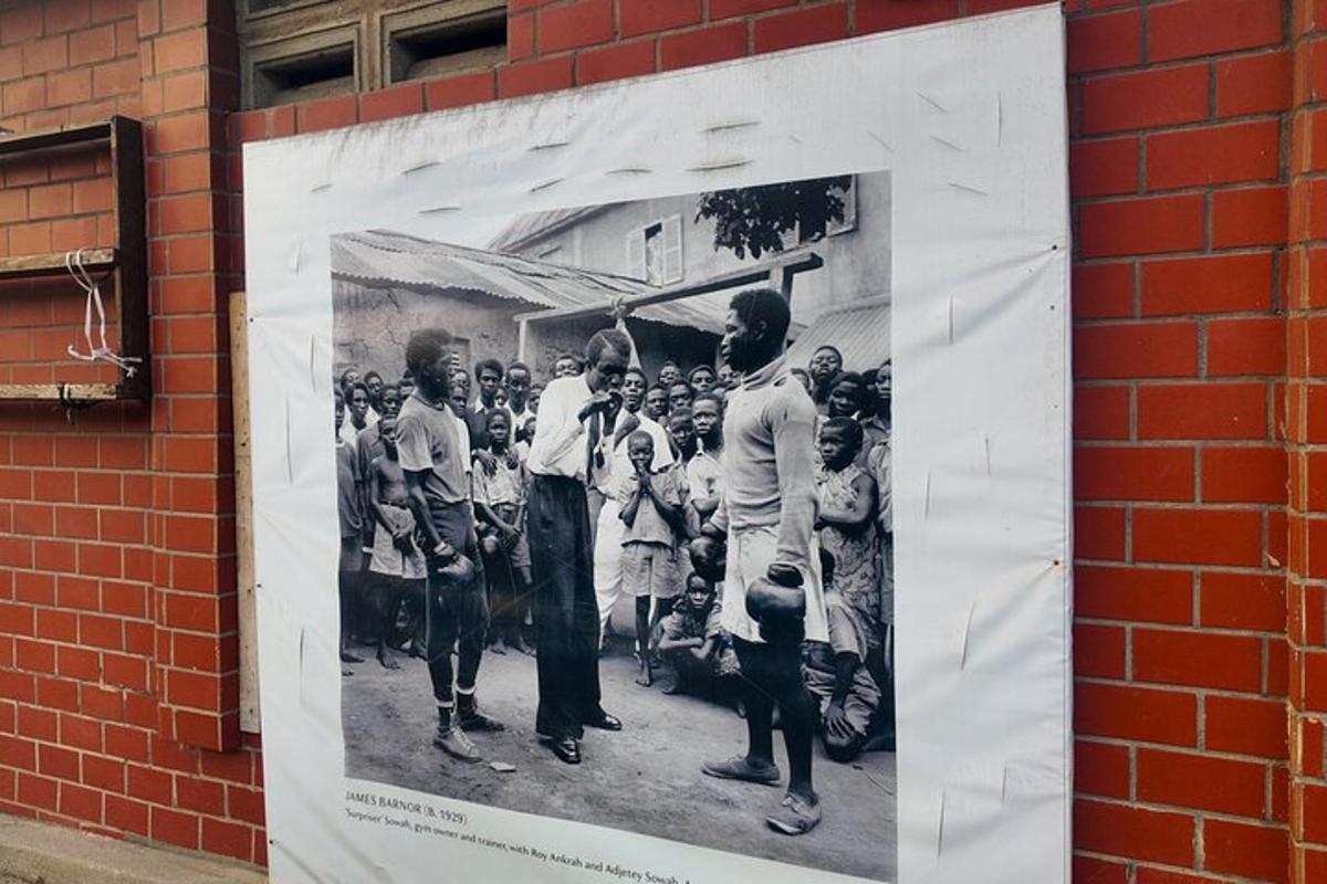 una foto di un gruppo di persone su un muro