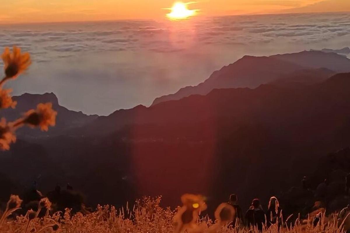 日落时分，一群人站在山顶