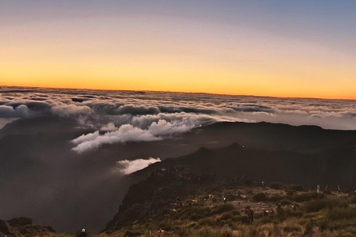 uma vista acima das nuvens ao pôr do sol