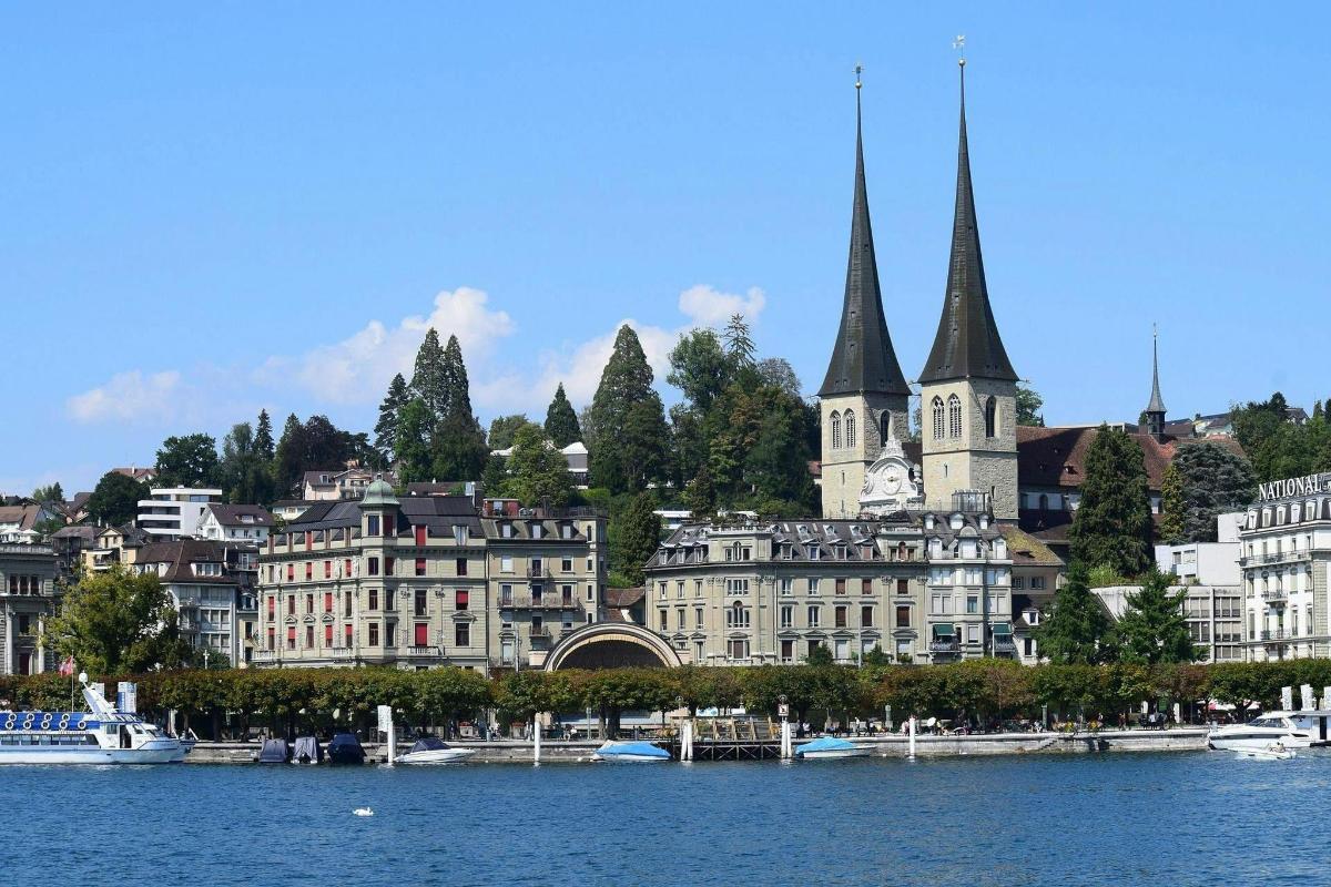 Blick auf eine Stadt mit einem Fluss und Gebäuden